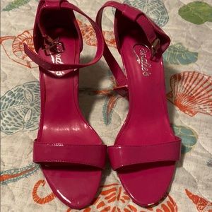 Cute pink sandal es never worn.  Few cuffs NWOT